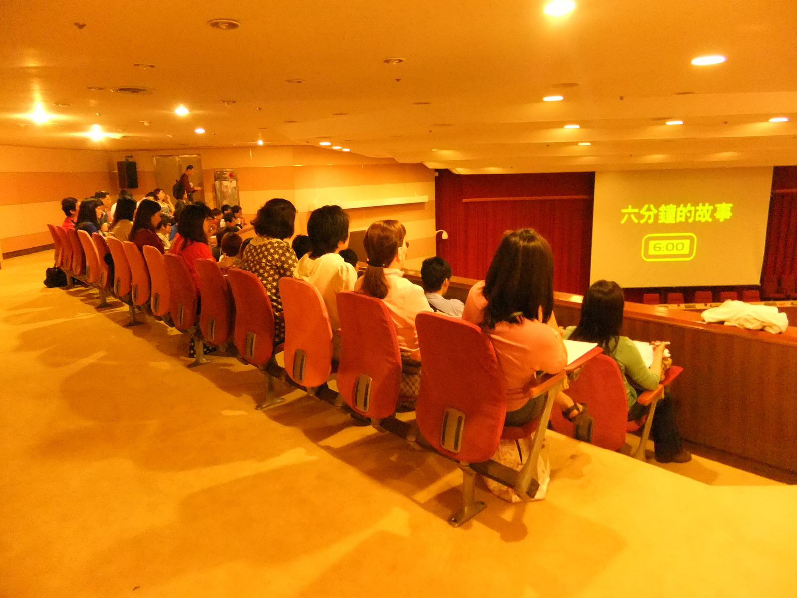 觀眾滿到二樓圖片