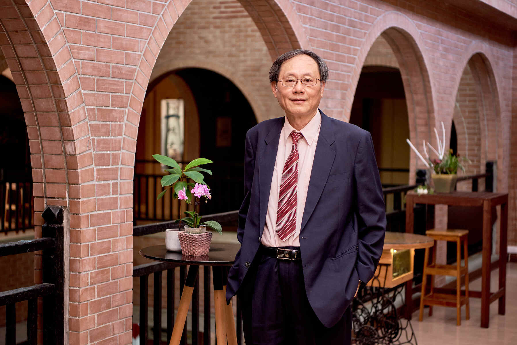 Kin-Lu Wong, an Outstanding Chair Professor of the Department of Electrical Engineering at NSYSU, was awarded the honorary life-time National Chair Professor of the MOE.
