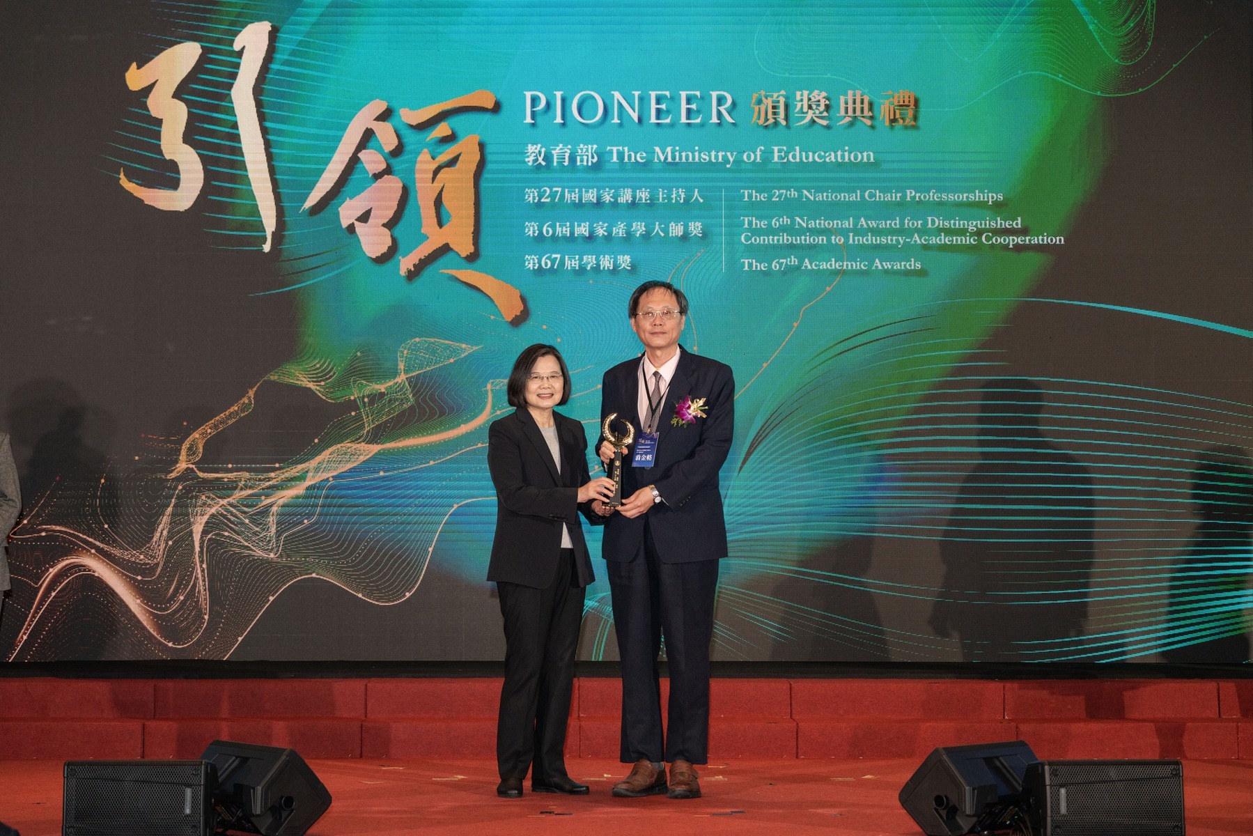 Kin-Lu Wong, an Outstanding Chair Professor of the Department of Electrical Engineering at NSYSU, was awarded the honorary life-time National Chair Professor of the MOE.