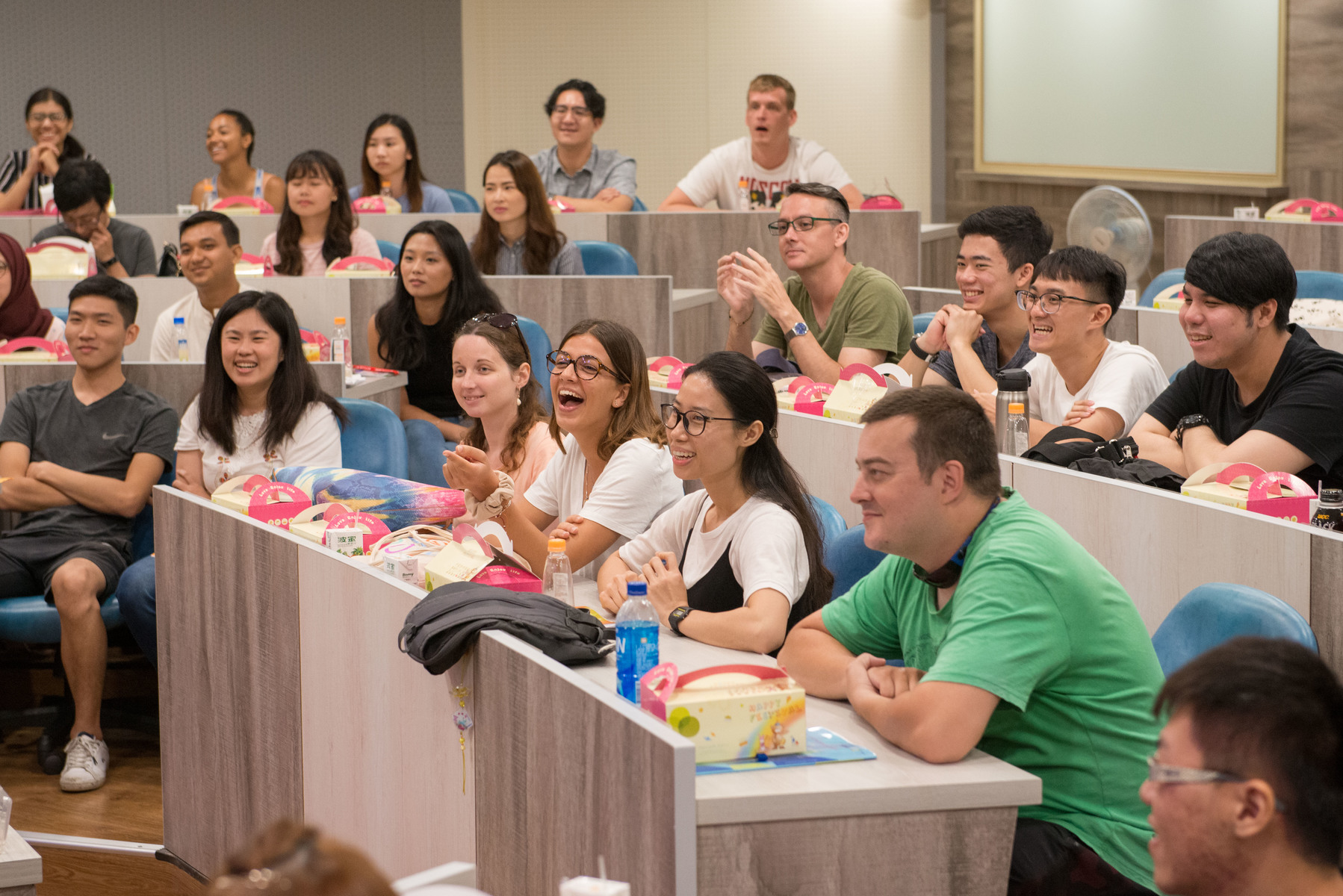 The University launched the English-language education project. In the next academic year, the Department of Electrical Engineering, the Department of Mechanical and Electro-Mechanical Engineering, and the Department of Chemistry will recruit about 100 Taiwanese students for courses in English. The University plans to achieve the goal of providing education fully in English by 2030. / photo provided by NSYSU