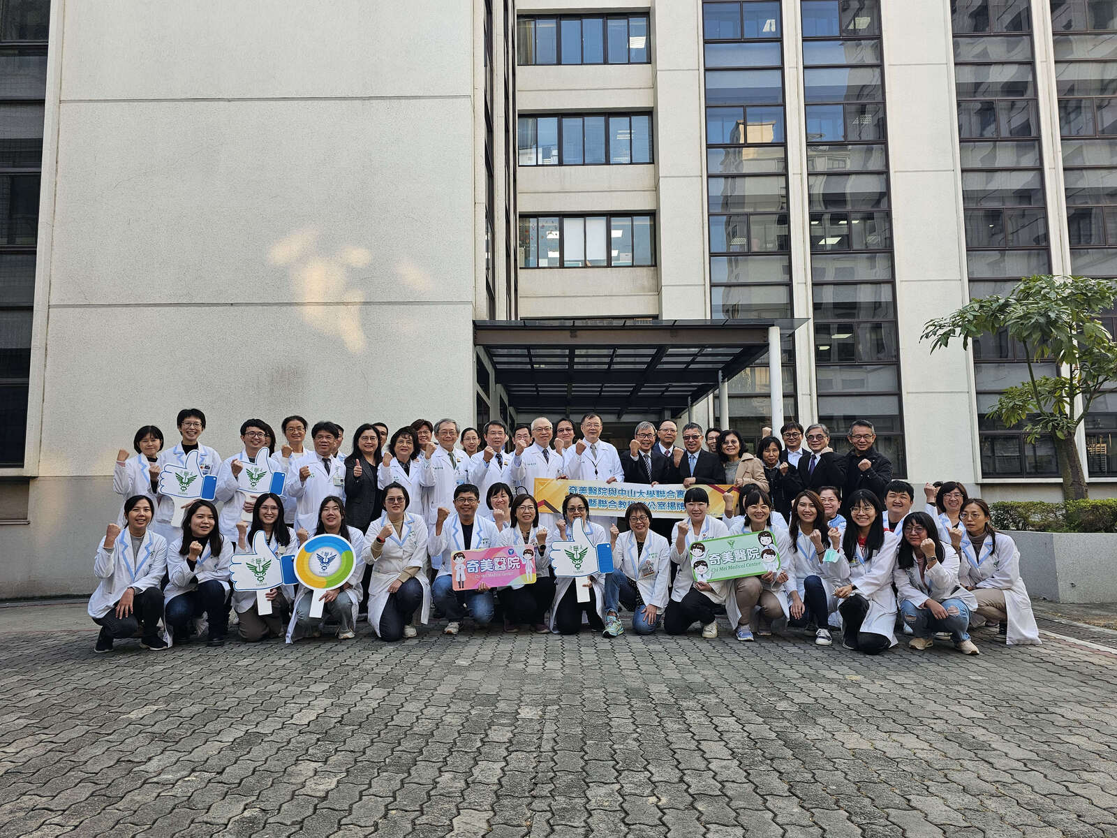 The alliance between National Sun Yat-sen University (NSYSU) and Chi Mei Medical Center (CMMC) has taken another step forward. The two sides officially unveiled the "Joint Core Lab on Precision Medicine," "Joint Lab on Circulatory Medicine," and "Joint Education Office" at CMMC.