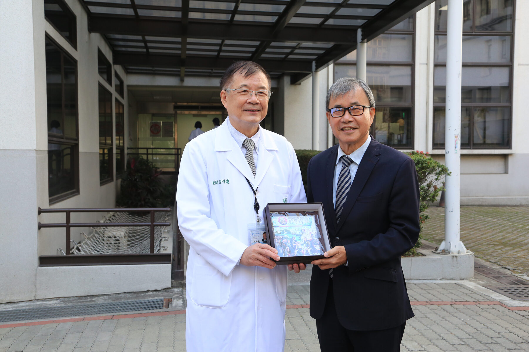 President of NSYSU Ying-Yao Cheng (right) and Vice Chair of the Steering Committee of CMMC System Chung-Ching Chio (left).