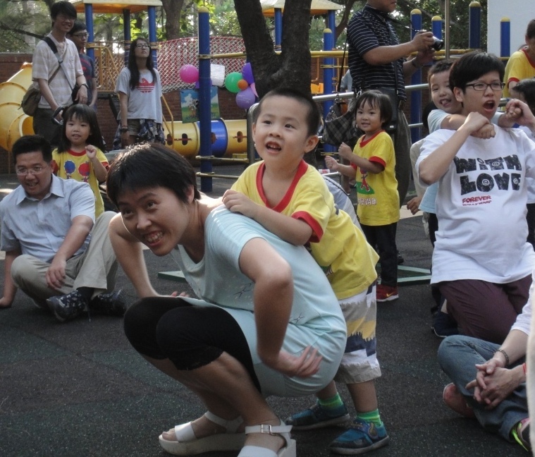 帶動跳 親子背背圖片