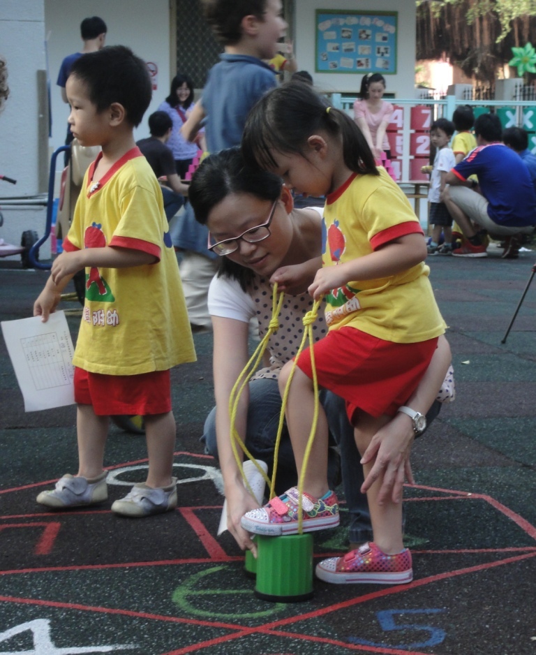 親子闖關 踩高蹺圖片