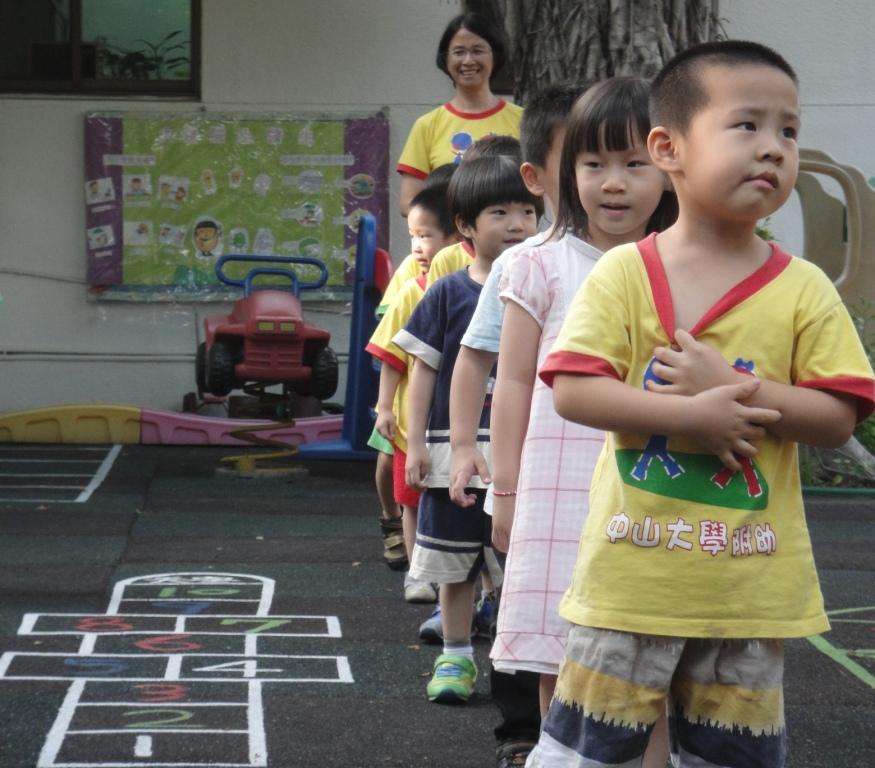 等待中的小朋友圖片
