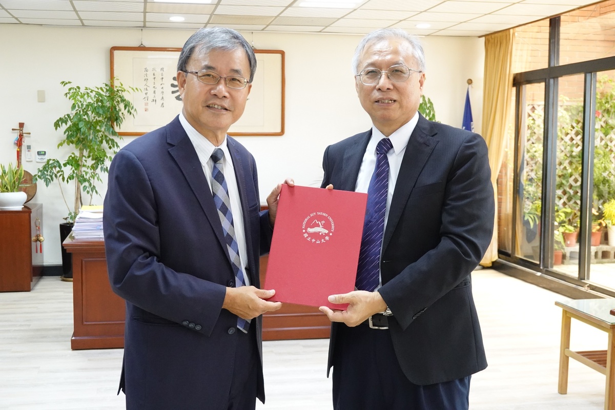National Sun Yat-sen University is preparing to establish the College of Medicine. Besides tying an alliance with the Kaohsiung Veterans General Hospital to act as the main teaching hospital, the University employed Shaw-Yeu Jeng (on the right), the former Vice Superintendent of the Kaohsiung General Veterans Hospital as the Director of the Provisional Office of the School of Post-Baccalaureate. On the left is NSYSU President Ying-Yao Cheng.