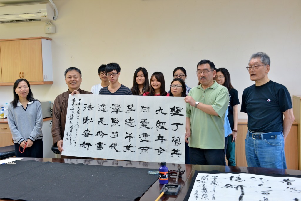簡錦松教授(左二)和作圖片
