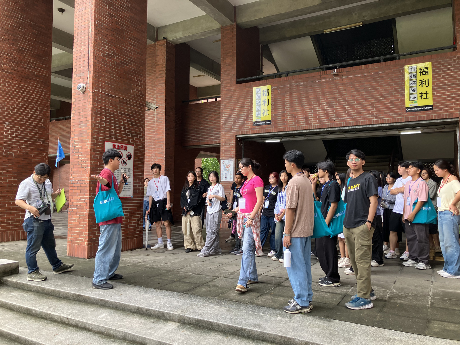 Campus tour.Image