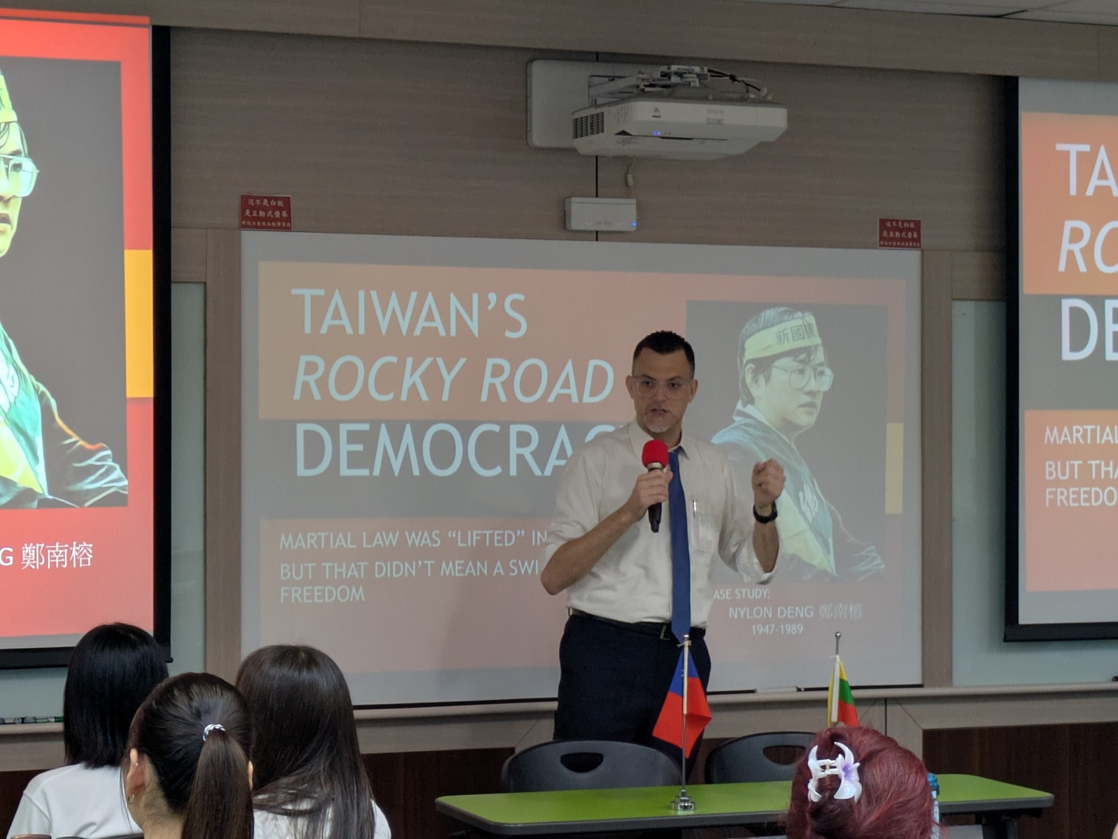 Eryk Michael Smith, the popular host of a Taiwanese history podcast, gives a talk on the development of democracy in Taiwan.Image