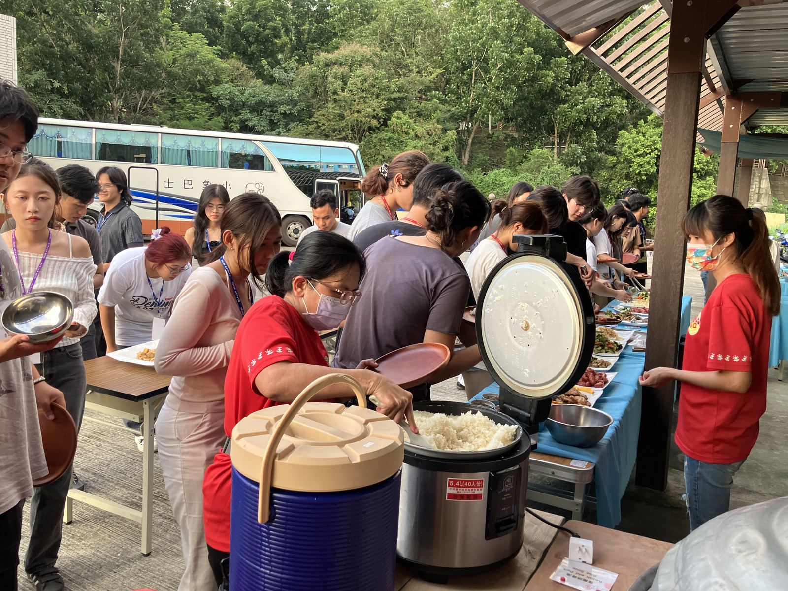 Tasting the flavors of the season - students savor a lychee-themed meal at the lychee farm in Cishan's Nansheng Community.Image