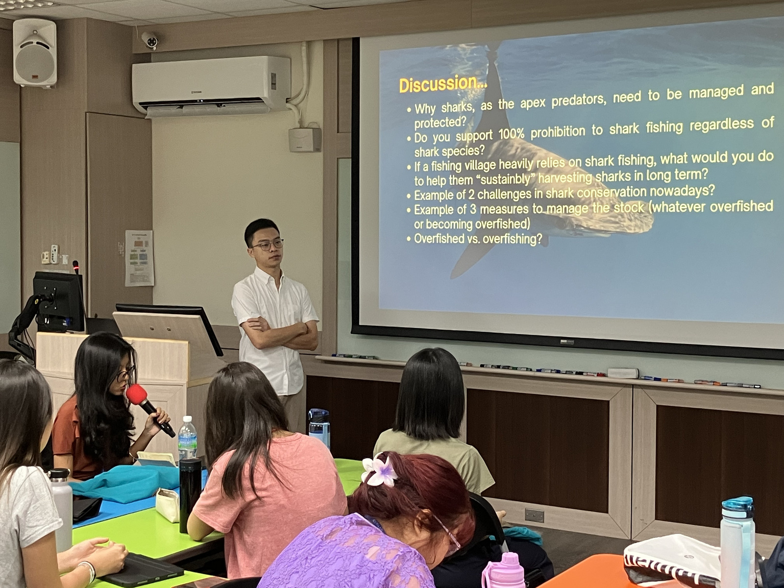 Ming-Jang Chen, a graduate of the Department of Political Economy and an ESG planner in the distant-water fishing industry, gives a talk on shark conservation and the challenges of sustainable fisheries.Image