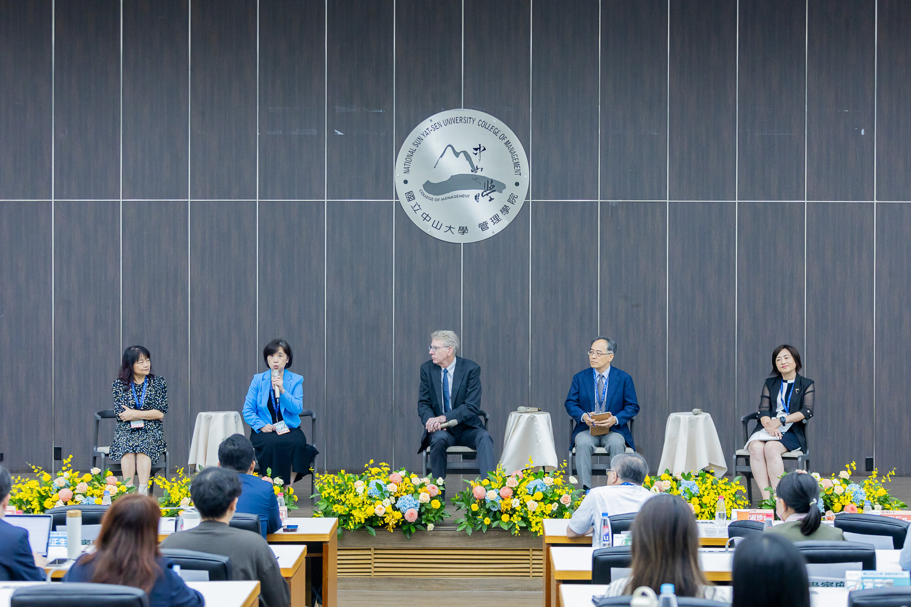 Panel discussion participants (from left): Wen-Li Zou, NCKU Director of the Chinese Language Center; Shu-chen Sherry Ou, NSYSU Vice President for Academic Affairs; Randall L. Nadeau, Executive Director of the Foundation for Scholarly Exchange (Fulbright Taiwan); Hung-Jen Wang, NTU Vice President for Academic Affairs; and Mei-Hui Liu, NTNU Vice President for Academic Affairs.Image