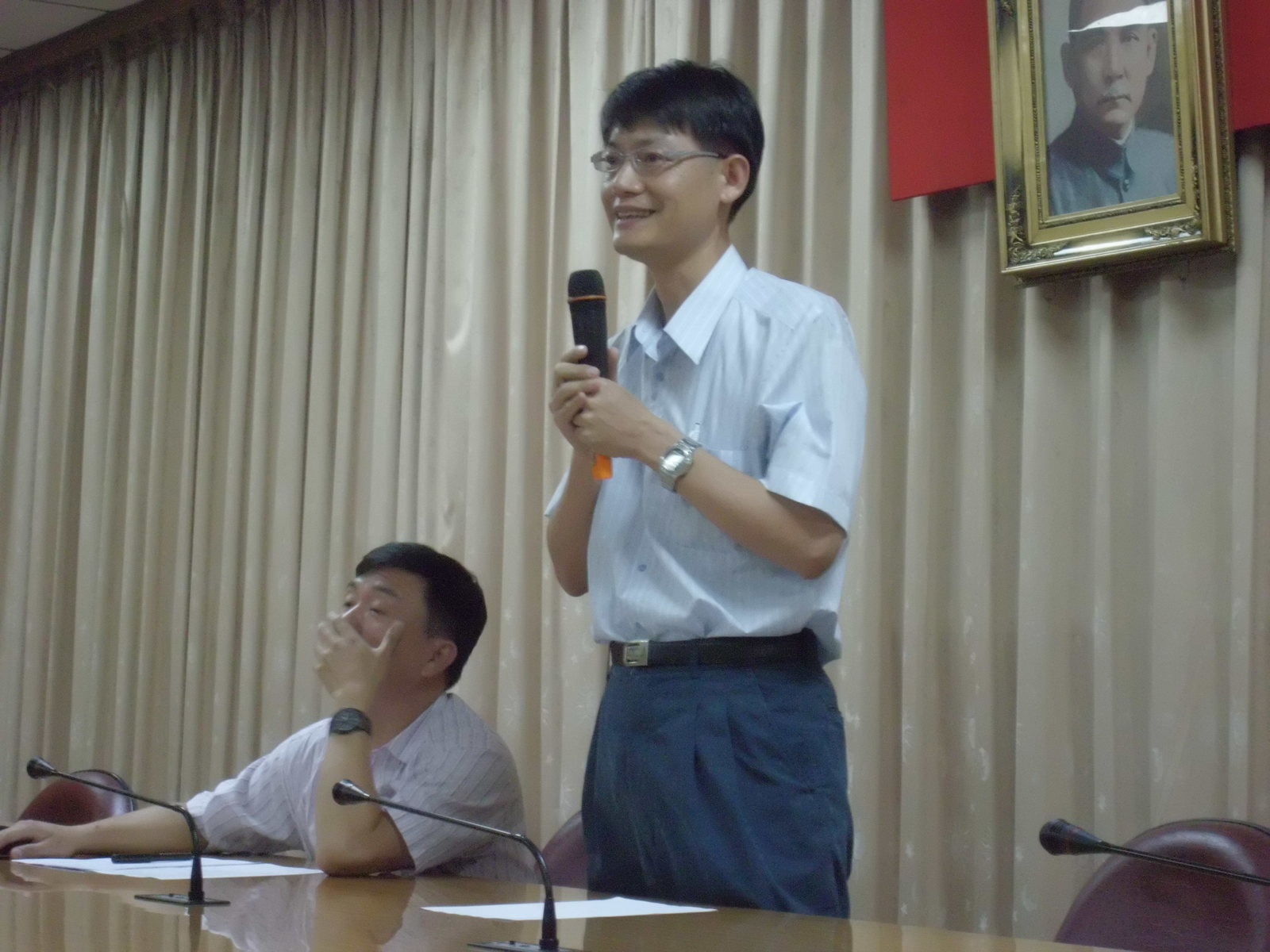 鄺獻榮副學務長圖片