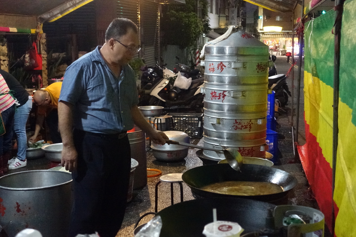 A-Wen, third-generation successor of Mei Zhen (梅珍), a famous restaurant established 61 years ago.