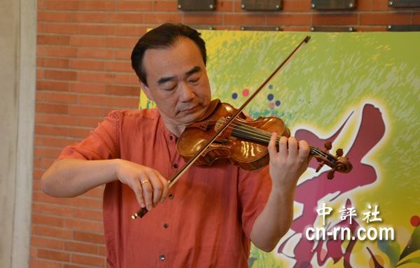 林昭亮現場演奏巴赫組曲。（記者　黃柏凱攝）圖片
