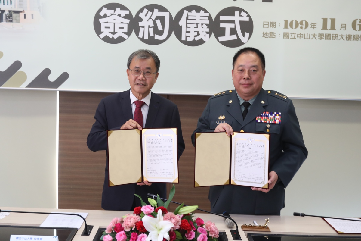 University President Ying-Yao Cheng (on the left) and Vice Chief of the General Staff and Executive Officer of the MND Yen-Pu Hsu (on the right) signed the agreement on the undergraduate program in national defense.