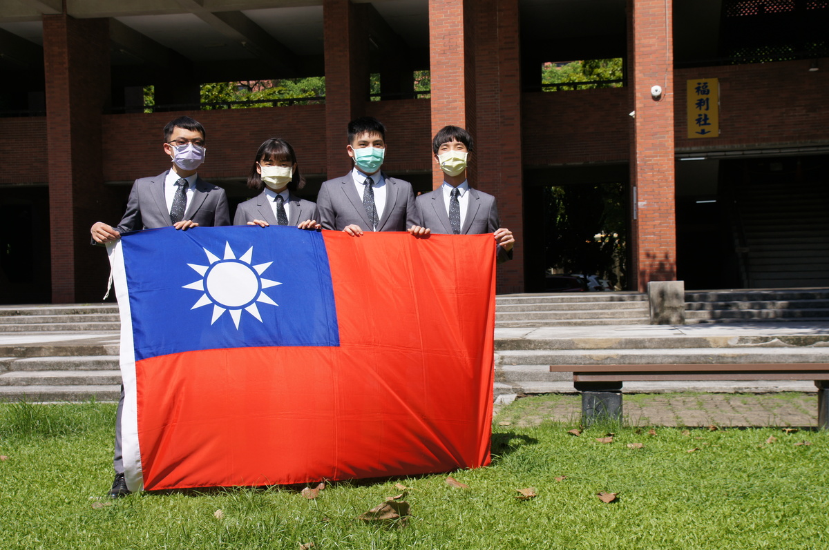 Gold medal winners of IBO 2021. From the left is Chia-Kai Wu, Liang-Yun Chi, Wei-Chen Lin, and Tsung-I Lin.