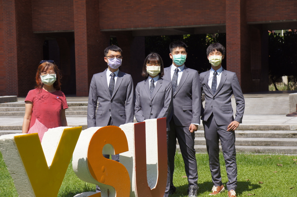 The Taiwan representation leader, Professor Jiin-Tsuey Cheng (first from the left) of DBS, NSYSU, with 4 national representatives attending IBO.