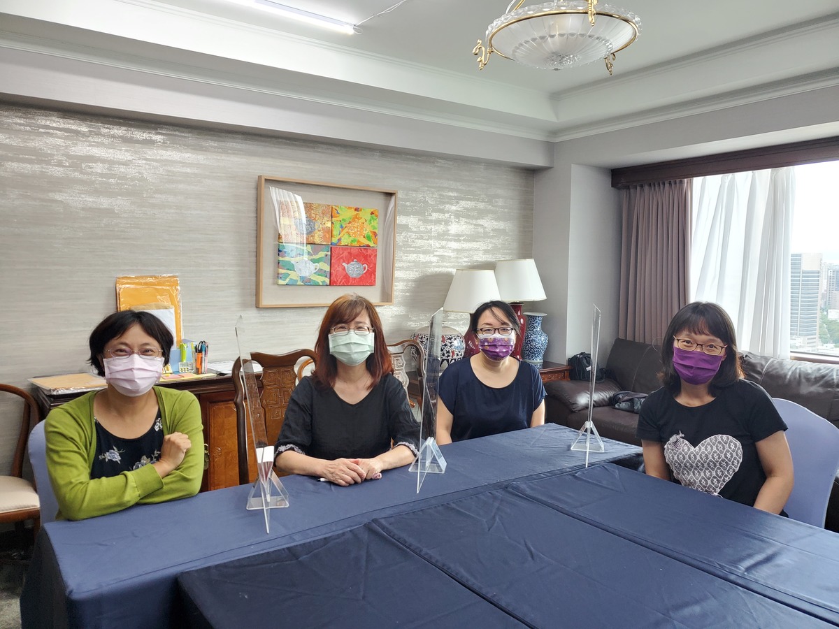 From the left is Yi-Ling Yang, Jiin-Tsuey Cheng, Yu-Jing Su, and Hsiu-Chu Lin.