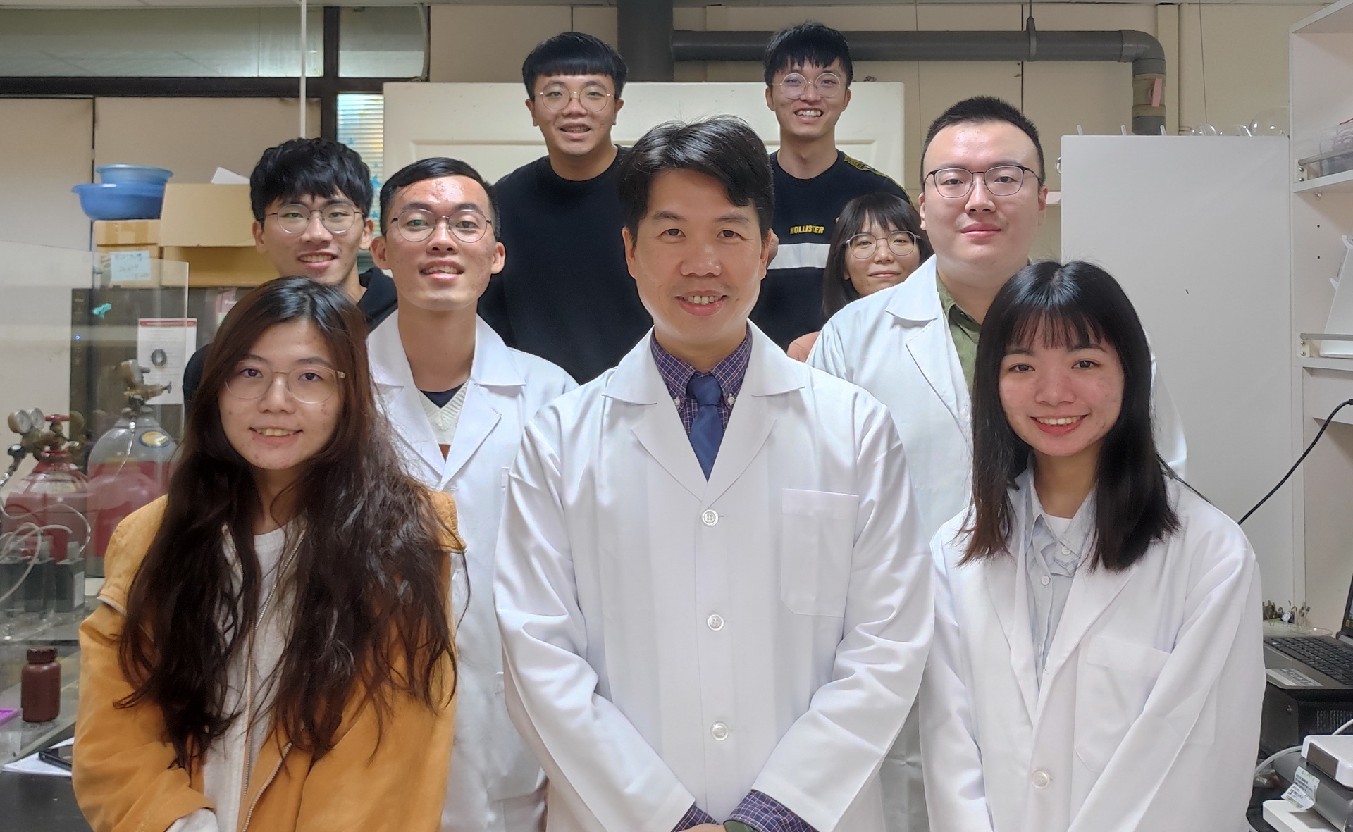 Professor Chun-Hu Chen of NSYSU Department of Chemistry (second from the left in the front row) led a research team to achieve a breakthrough in the industrial production of hydrogen energy and high-resolution electronic circuit technology, which have won five international-level awards across Europe and America.