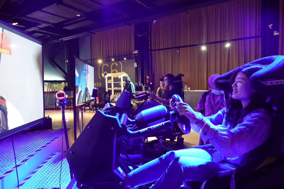 Students test Brogent’s racing simulator, which combines racing games with motion simulator.