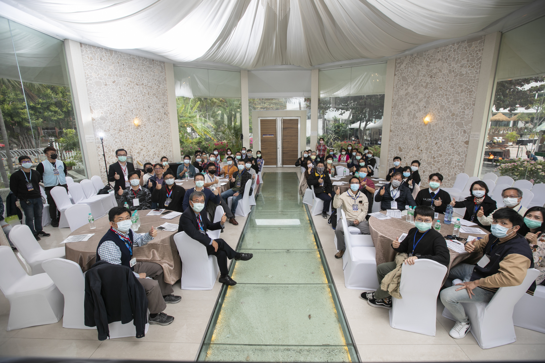 Young experts and scholars of NSYSU met during the Siwan Salon: Young Scholars’ Exchange Forum to participate in discussion on the beach by the Sizihwan Bay.