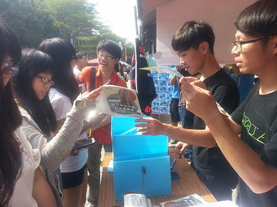 電機系讓同學試玩以電路原理製作出的器材圖片