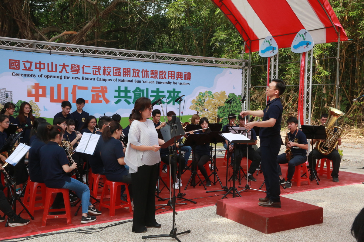 NSYSU Orchestra conducted by assistant professor at the Department of Music Horng-Jiun Jason Lin; associate professor Jung-Ying Li gave a vocal performance.