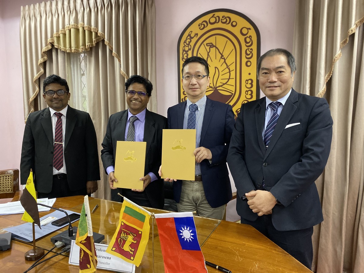 The two universities sign a memorandum of understanding. From the right are Director of the Science and Technology Division, Taipei Economic and Cultural Center in India Henry H. H. Chen, Vice-Chancellor of the University of Ruhuna Dr. Sujeewa Amarasena, Deputy Vice-Chancellor Prof. E.P.S. Chandana.