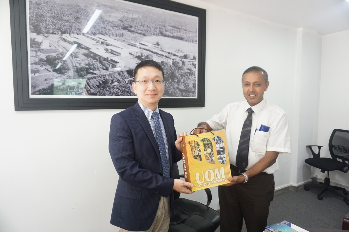 NSYSU Vice President for Research and Development Mitch Chou and Vice-Chancellor of the University of Moratuwa Prof. K. K. C. K. Perera