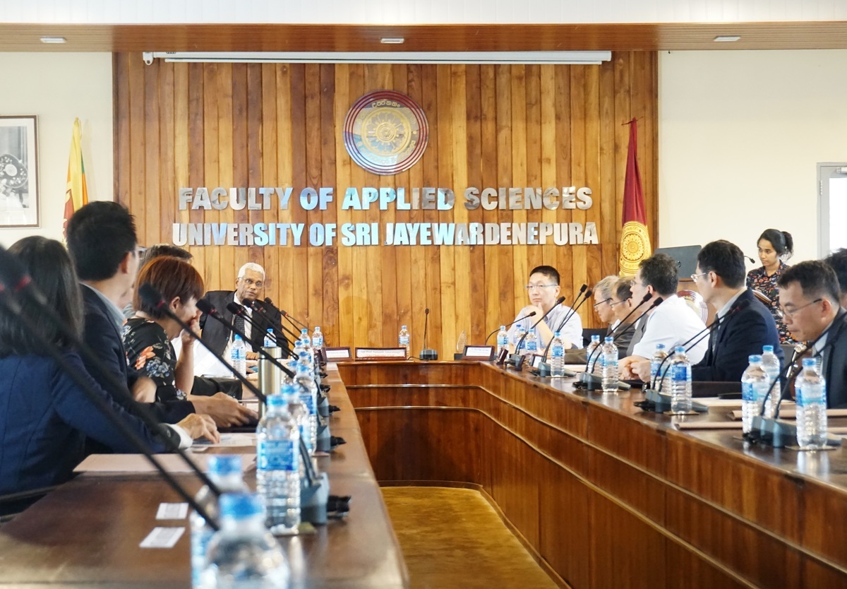 Director of the World Class University Project  Prof. Ranil De Silva gives a presentation during NSYSU team’s visit to the University of Sri Jayewardenepura.