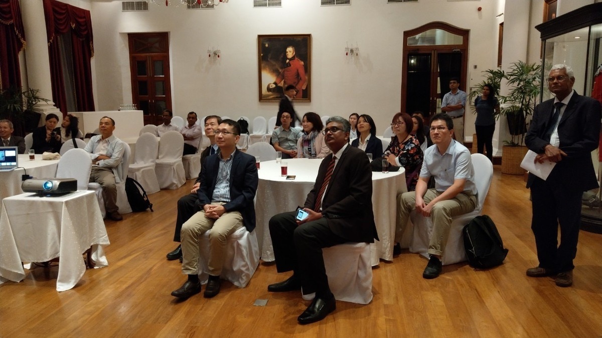 Listening to the lecture of the professor of the University of Sri Jayewardenepura. In the middle are NSYSU Vice President for Research and Development Mitch Chou and Vice-Chancellor of the University of Sri Jayewardenepura Prof. Sampath Amaratunge.