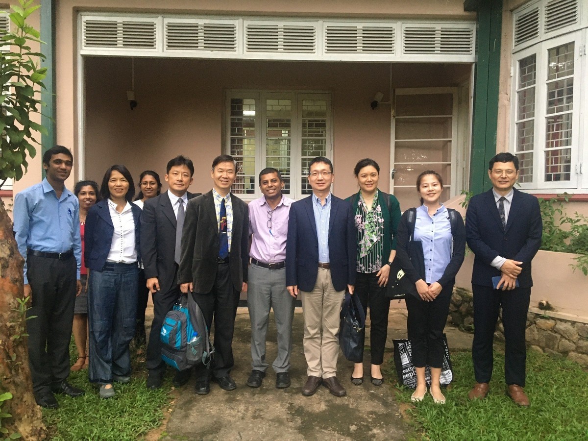 NSYSU Vice President for Research and Development Mitch Chou, team of the College of Science, Director (fifth from the right) of the International Relations Office, University of Peradeniya with his team
