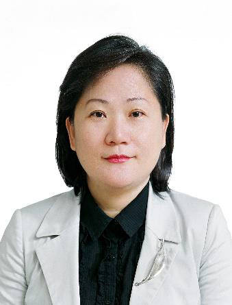 2021 Outstanding Alumna in the category of Business Elite: General Manager of Dolphin Logistics Anna Liu