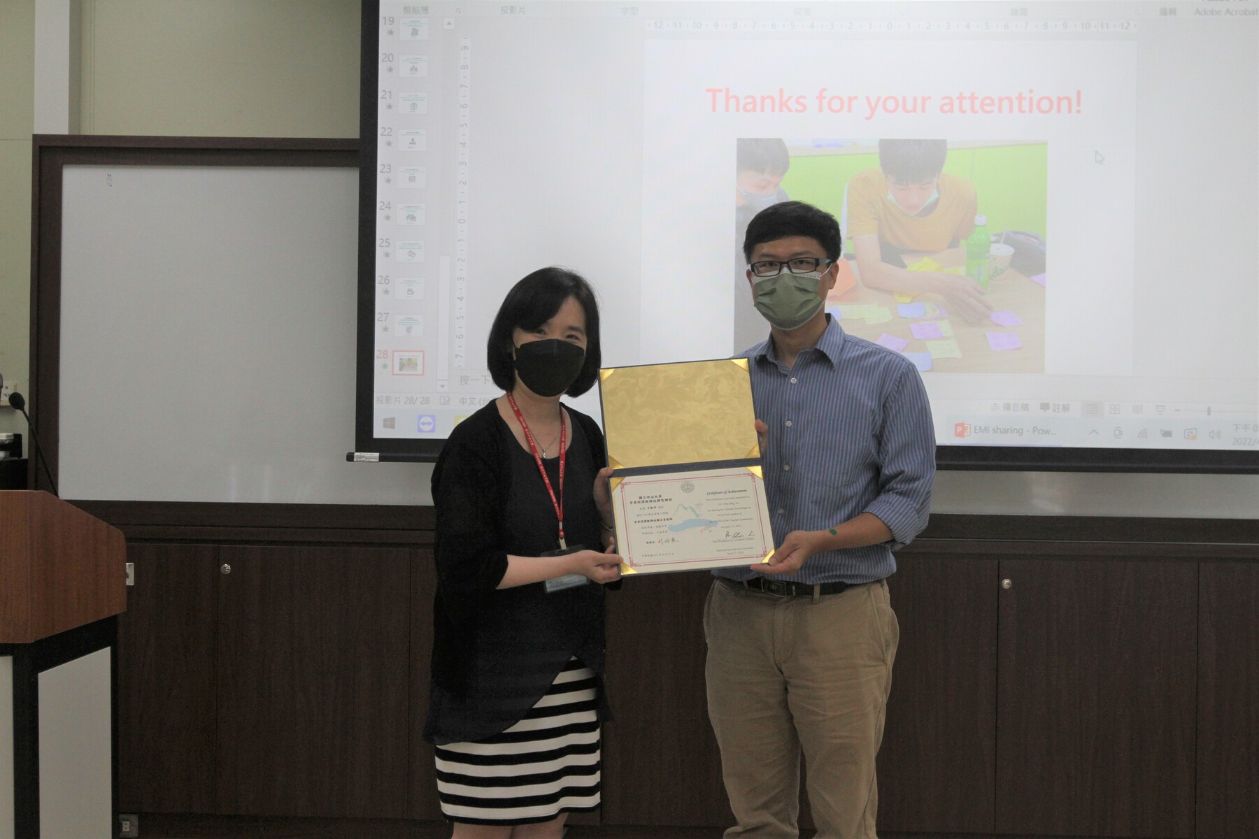 Chin-pin Yu received the Certificate of Appreciation from Shu-chen Ou, the Director of Teaching and Learning Development Center.