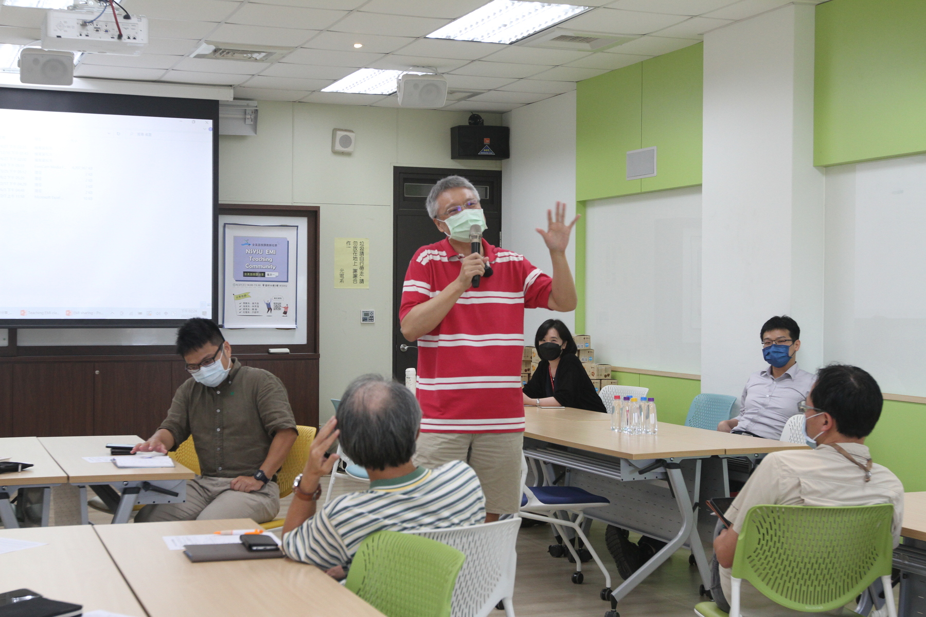 Chieh-Sen Huang, Distinguished Professor at the Department of Applied Mathematics holds the workshop and shares his experiences.