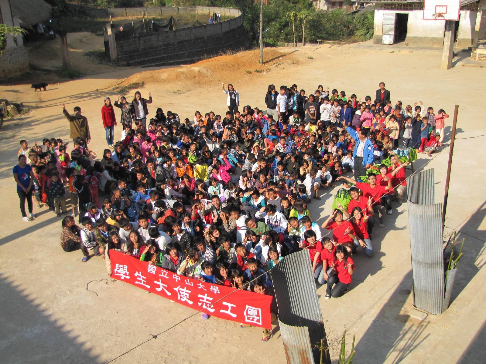 與明朗中學全體師生合照圖片