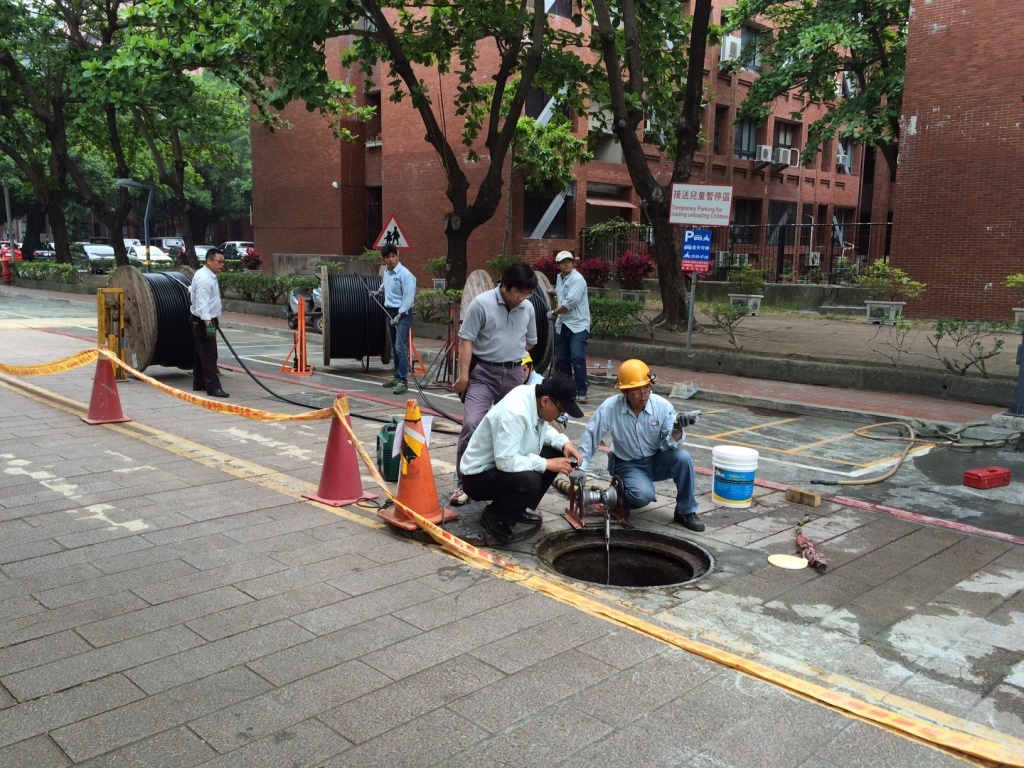 鋪設約600米長的高壓電纜圖片