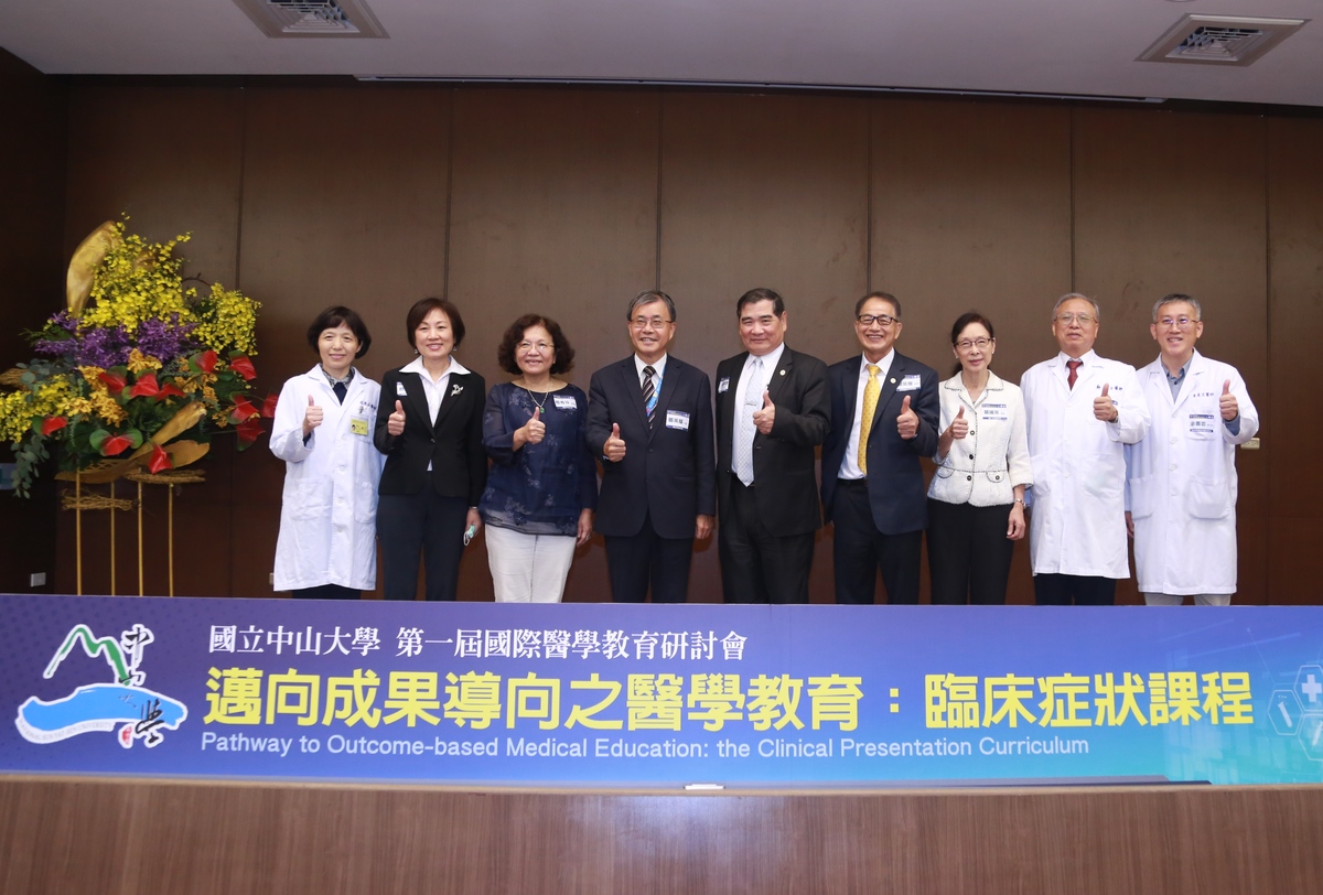 From the left are Chou Kang-Ju – physician of KVGH, Professor Tsuen-Chuan Tsai of KMU, Senior Vice President of NSYSU Shiow-Fon Tsay, NSYSU President Ying-Yao Cheng, Vice President of Chung Shan Medical University Ming-Che Tsai, Dean of the College of Medicine at KMU Yin-Chun Tien, Professor Kuo-Ying Tsou of the College of Medicine at Fu Jen Catholic University, Director of the Provisional Office of NSYSU School of Post-Baccalaureate Medicine Shaw-Yeu Jeng, and Hsien-Chung Yu – physician of KVGH.