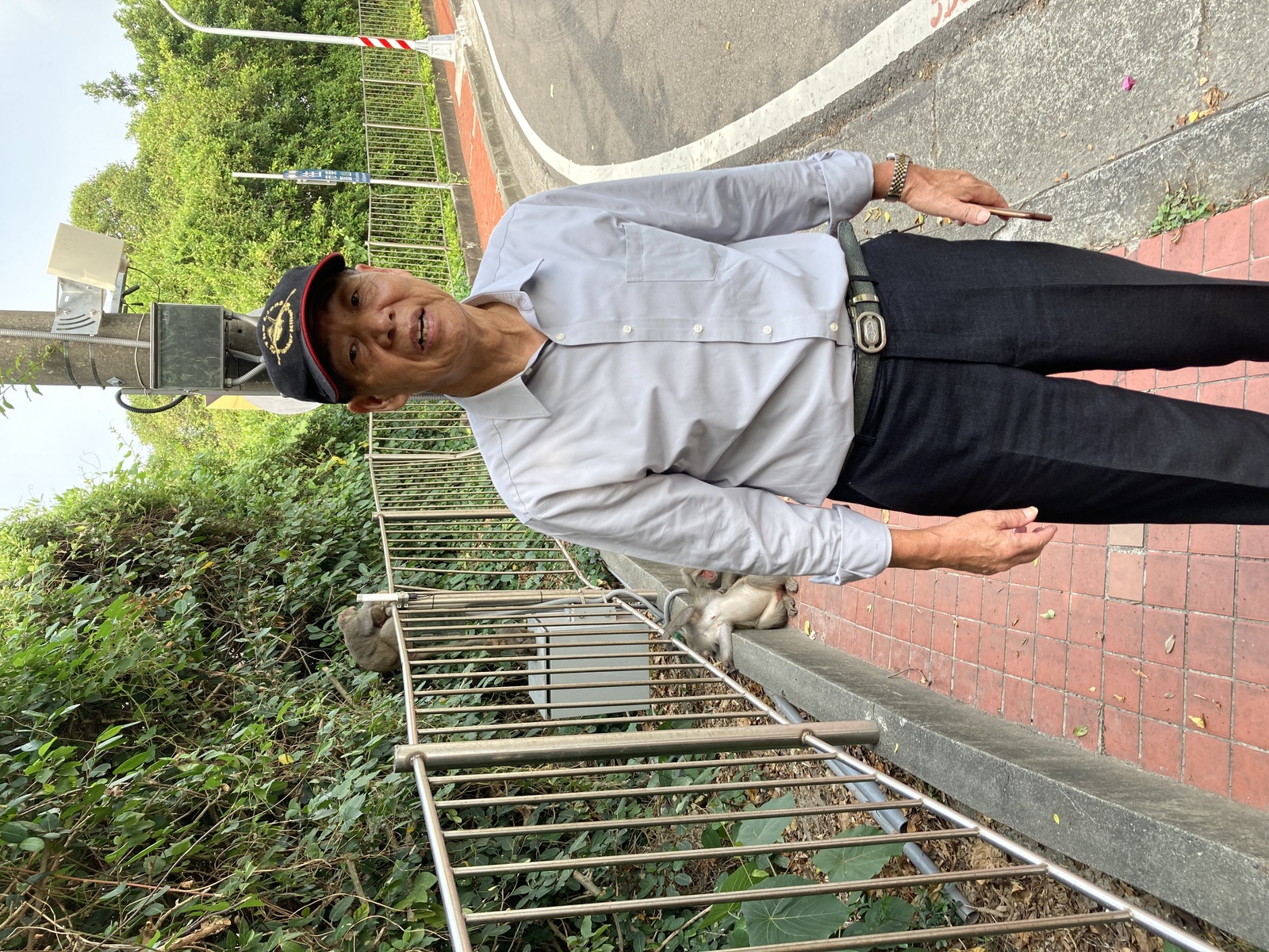 The photo of his grandfather with monkeys in the back made Yuan-Jen Yeh win the first prize.Image