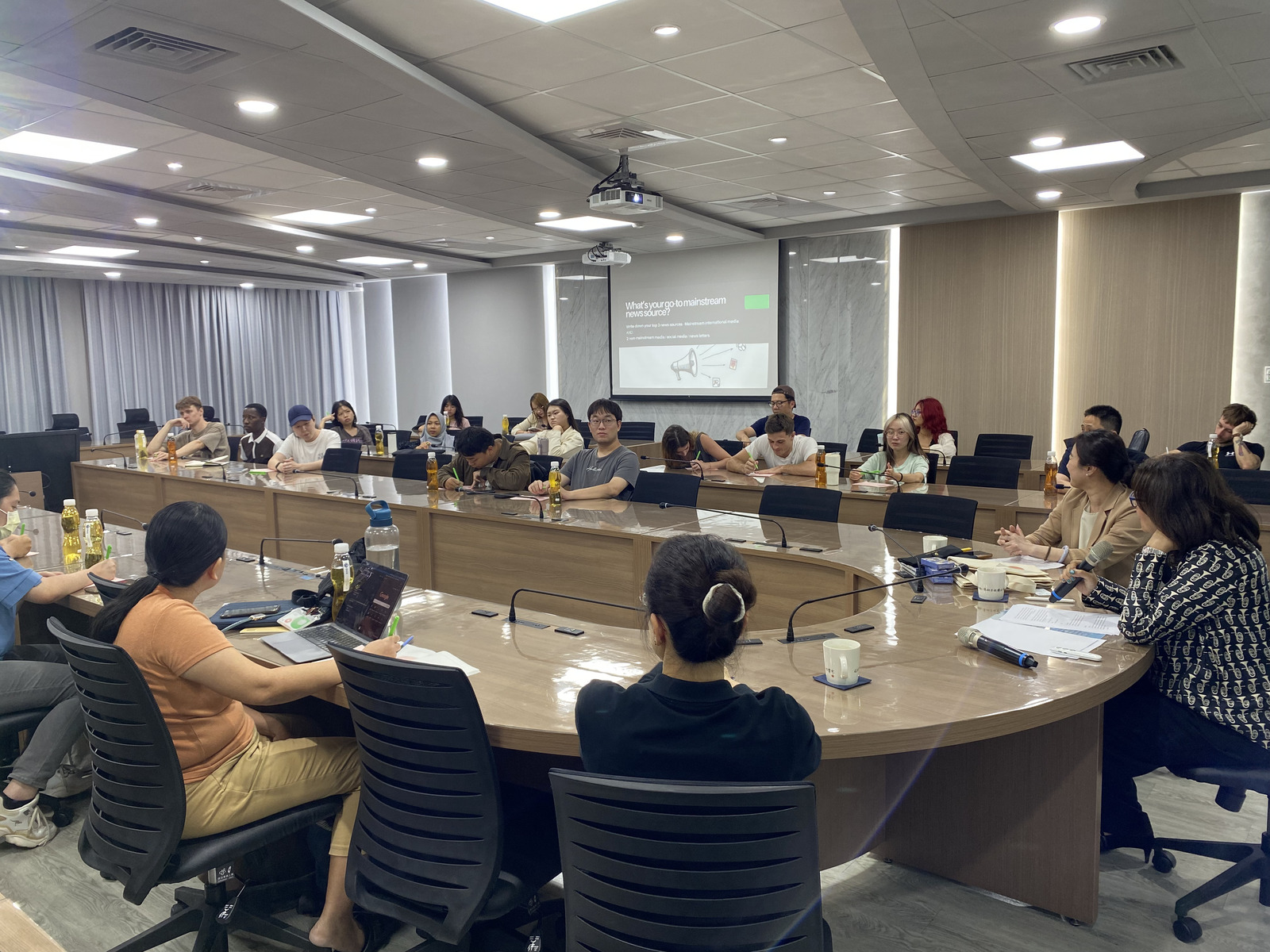 Exchanges with international media practitioners help deepen students' understanding of global communication and geopolitics.Image