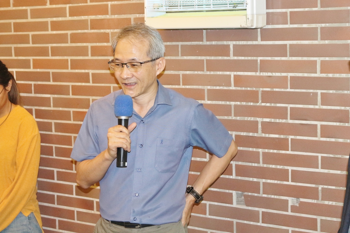 Dean San-Yih Hwang giving a speechImage