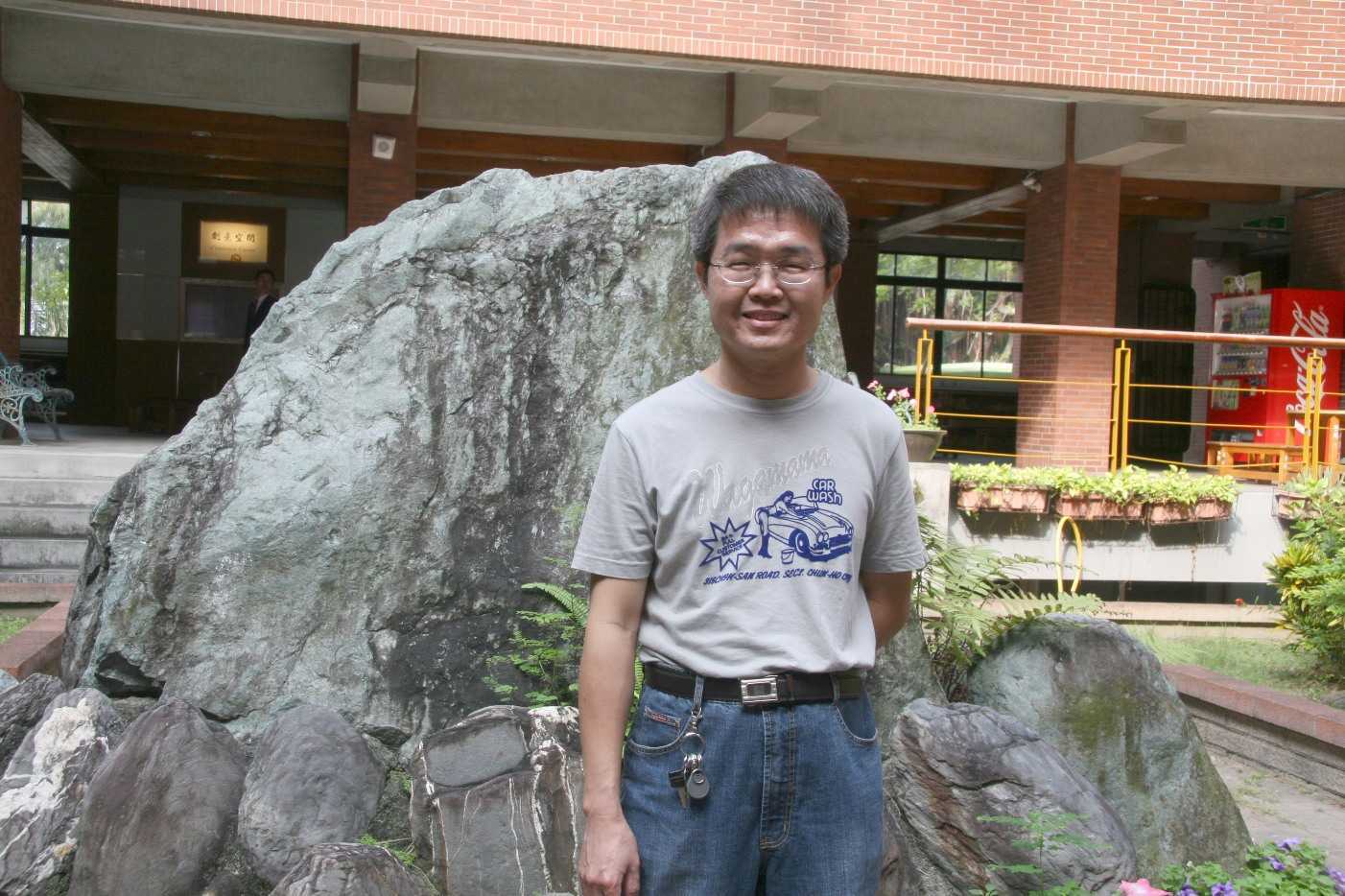 中山企管81級校友許石宗於中山管院中庭留影圖片