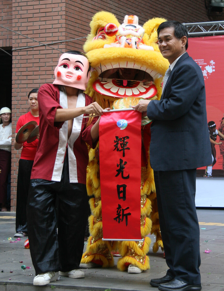 異國風吹遍中山校園  2010國際文化嘉年華炫麗登場圖片