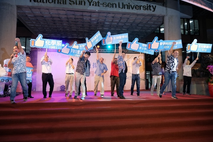 Dean of the College of Science Ming-Jung Wu gave a singing and dancing performance of a song by Lim Giong – “Marching Forward” with members of faculty