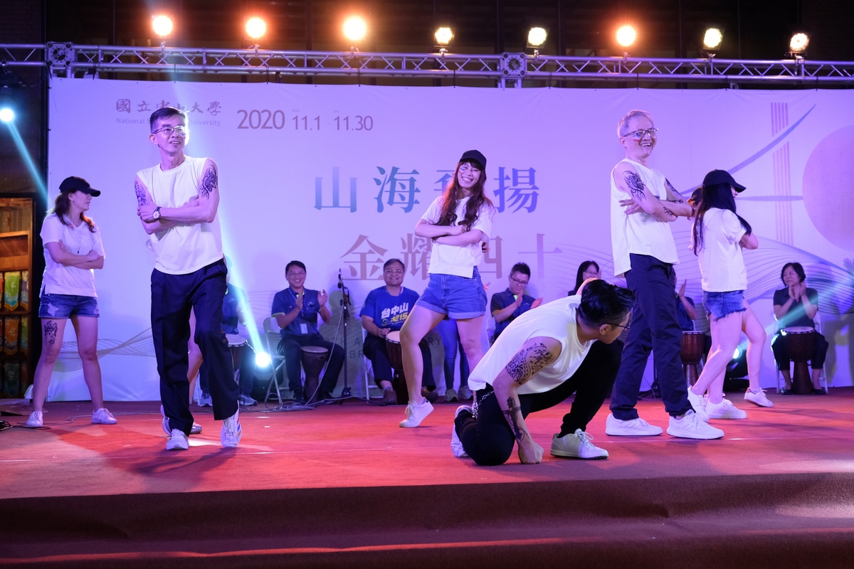 Dean of the College of Management San-Yih Hwang (third on the right) gave a dancing performance with other professors.