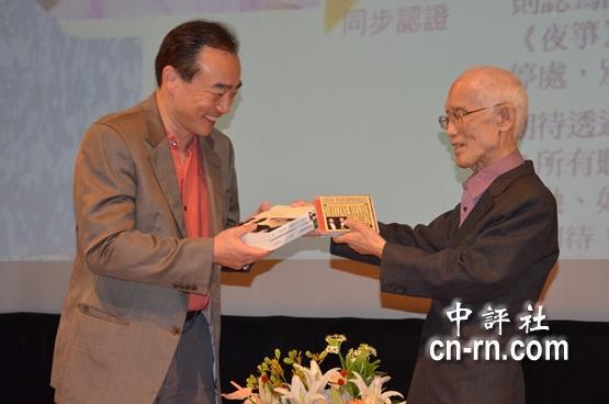 余光中(右)與林昭亮互贈個人作品。（記者　黃柏凱攝）圖片