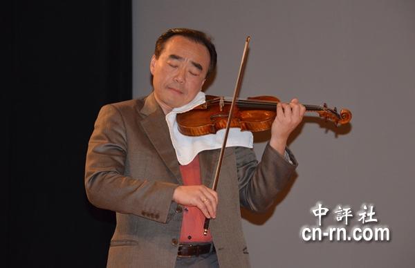 林昭亮演奏海頓協奏曲第二樂章。（記者　黃柏凱攝）圖片