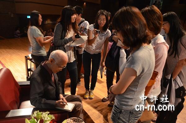 對談結束後，詩人余光中化身年輕人偶像，學生爭相請他簽名拍照。（記者　黃柏凱攝）圖片