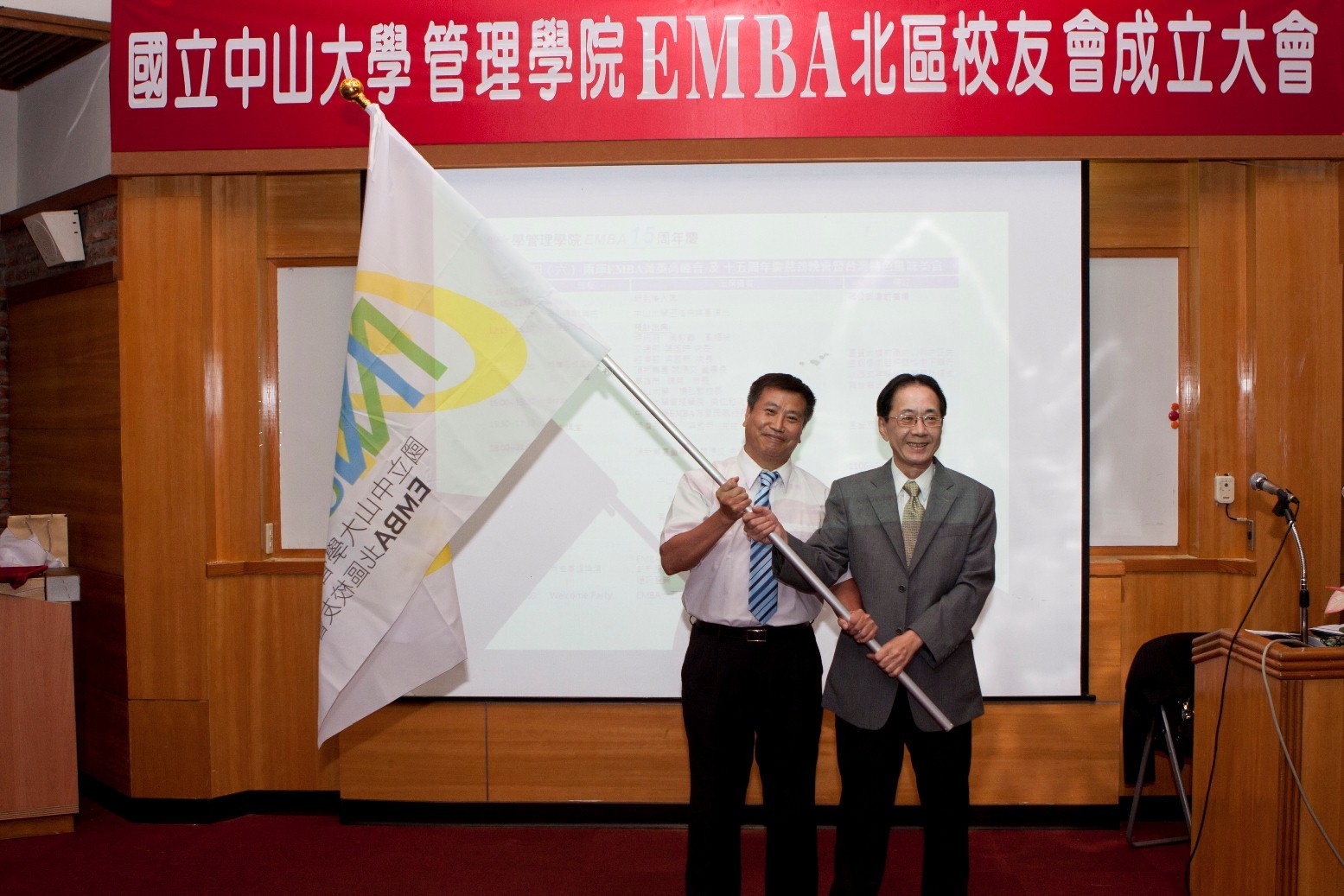 方至民執行長授旗給江俊彥副會長圖片